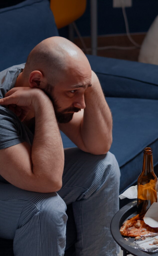 Hombre abrumado y sobrepasado por haber tenido un episodio de explosión de ira con su familia, empieza a ver que tiene emociones demasiado intensas y va a buscar terapia de gestión emocional