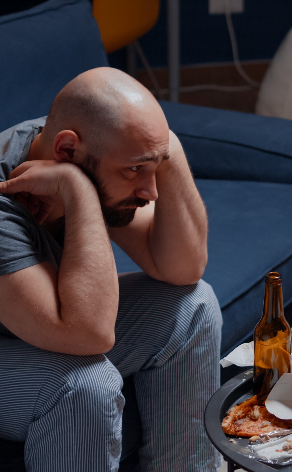 Hombre abrumado y sobrepasado por haber tenido un episodio de explosión de ira con su familia, empieza a ver que tiene emociones demasiado intensas y va a buscar terapia de gestión emocional